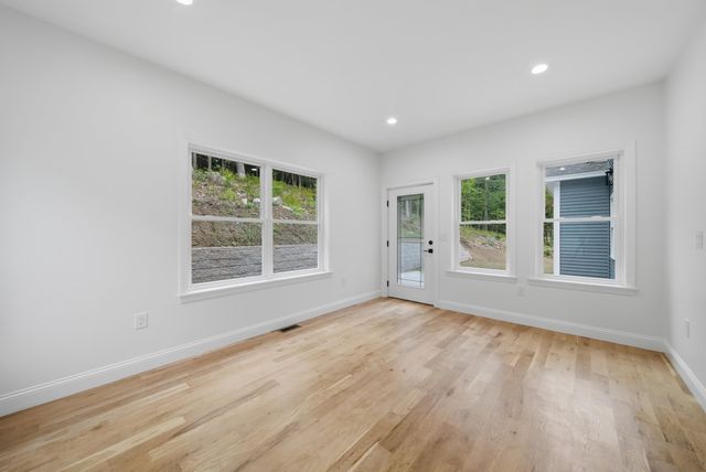 6 Eastview Drive, Derry, NH 03038
