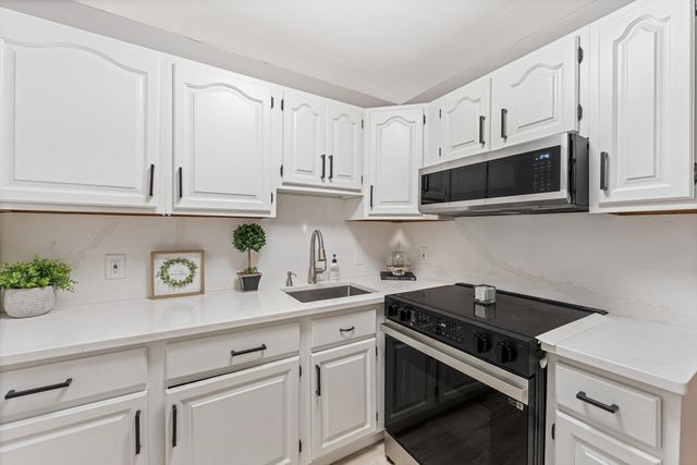 4 Brook Rd Apt 8, Salem, NH 03079
