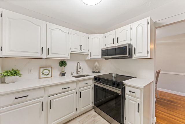 4 Brook Rd Apt 8, Salem, NH 03079