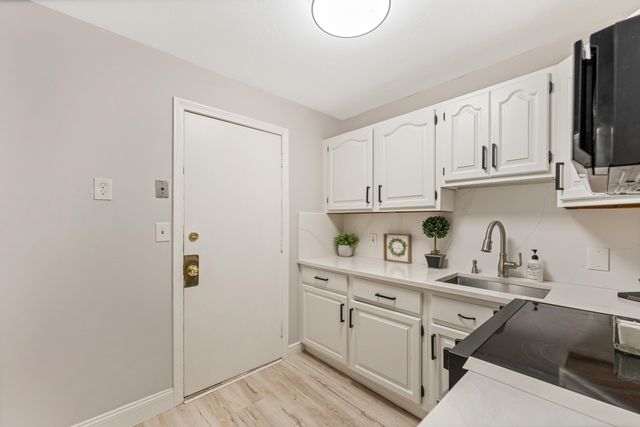 4 Brook Rd Apt 8, Salem, NH 03079