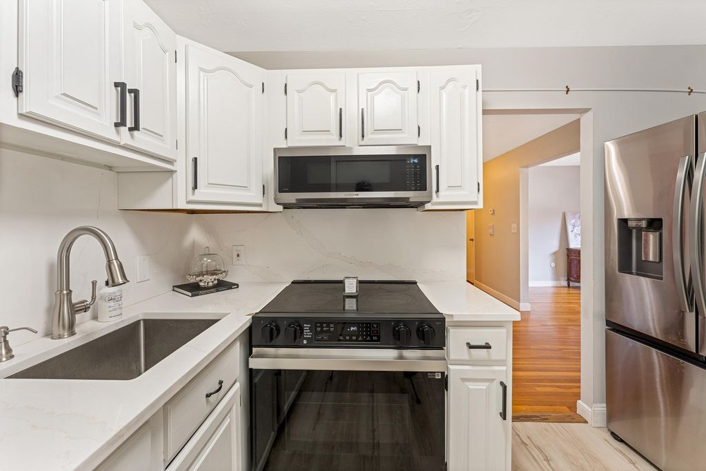 4 Brook Rd Apt 8, Salem, NH 03079