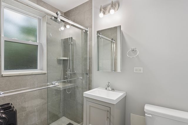 1521 W Sherwin Avenue 405, Chicago, IL 60626