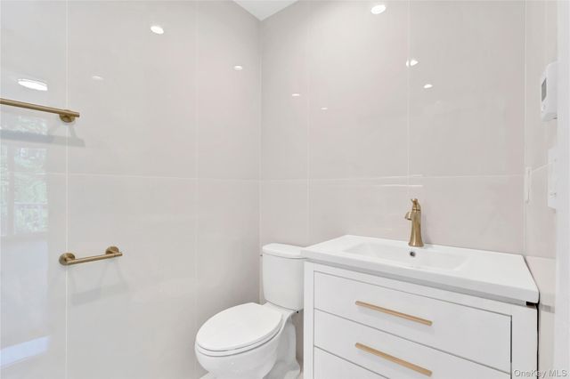 25 Hemlock Lane, Roslyn Heights, NY 11577
