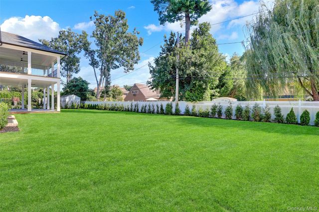 25 Hemlock Lane, Roslyn Heights, NY 11577