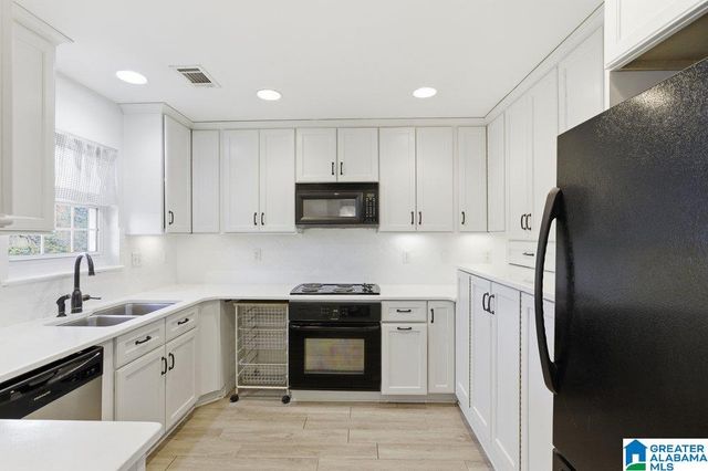 2108 Montreat Dr Apt D, Vestavia Hills, AL 35216