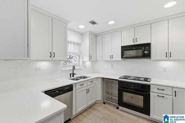 2108 Montreat Dr Apt D, Vestavia Hills, AL 35216