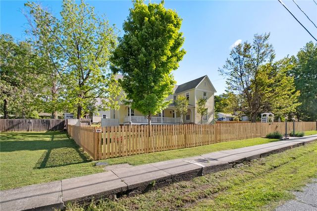102 W Bush Street, Prairie Grove, AR 72753