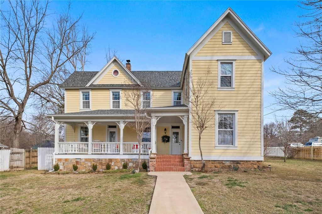 102 W Bush Street, Prairie Grove, AR 72753