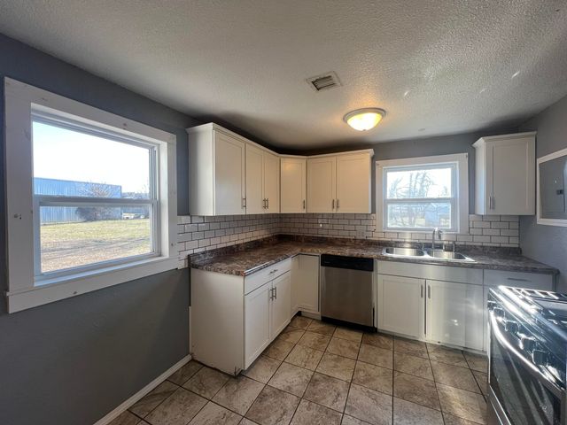 103 E Valley Street, Willow Springs, MO 65793