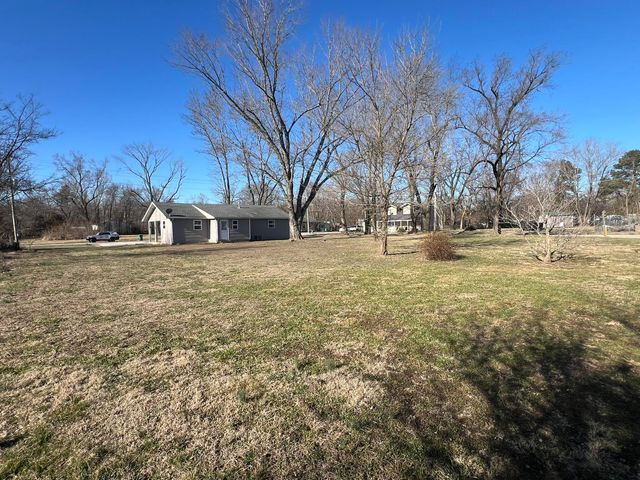 103 E Valley Street, Willow Springs, MO 65793