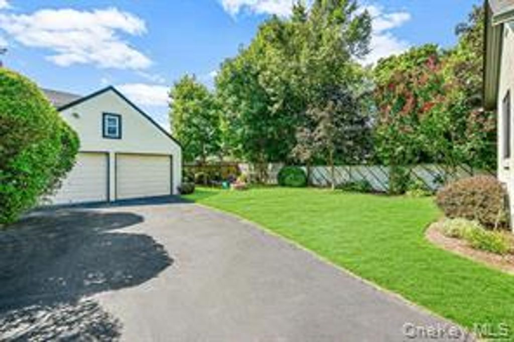 510 Secatogue Avenue, Farmingdale, NY 11735 — photo 3
