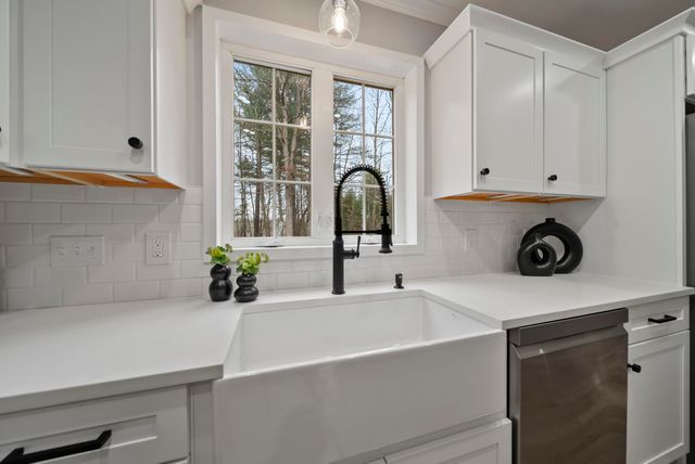 27 Buckingham Drive, Londonderry, NH 03053