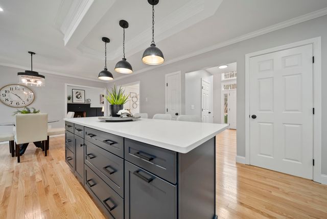 27 Buckingham Drive, Londonderry, NH 03053