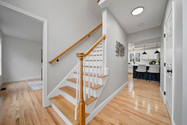 27 Buckingham Drive, Londonderry, NH 03053