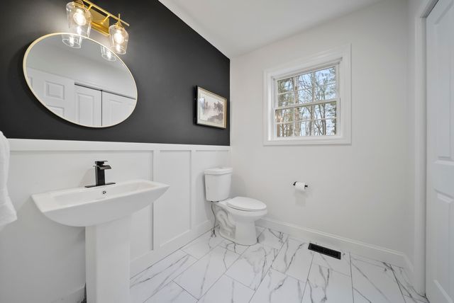 27 Buckingham Drive, Londonderry, NH 03053