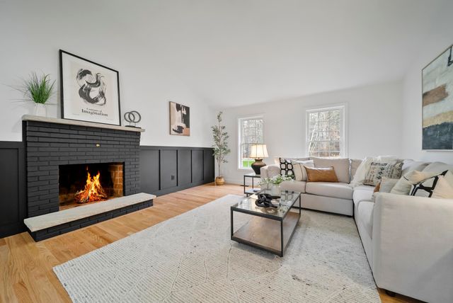 27 Buckingham Drive, Londonderry, NH 03053