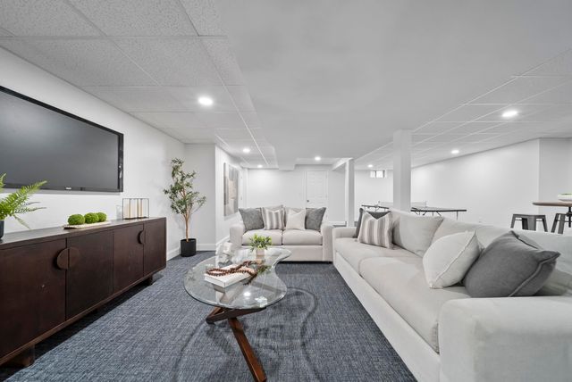 27 Buckingham Drive, Londonderry, NH 03053