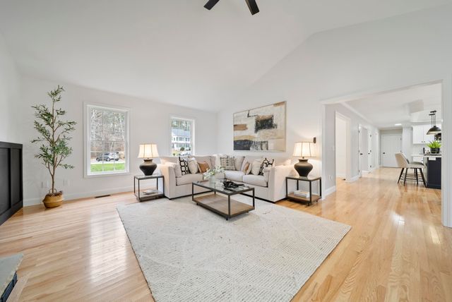 27 Buckingham Drive, Londonderry, NH 03053