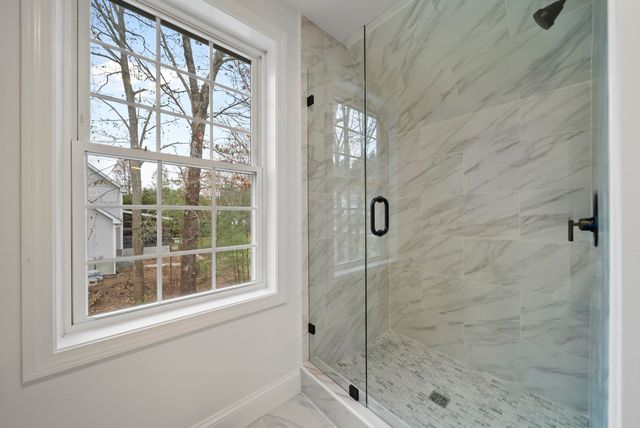 27 Buckingham Drive, Londonderry, NH 03053