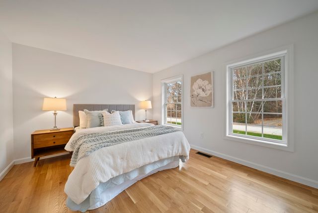 27 Buckingham Drive, Londonderry, NH 03053