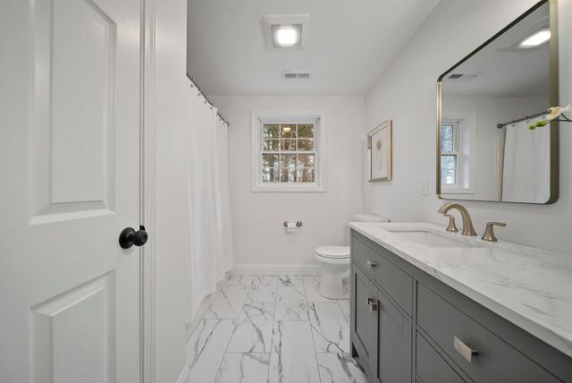 27 Buckingham Drive, Londonderry, NH 03053