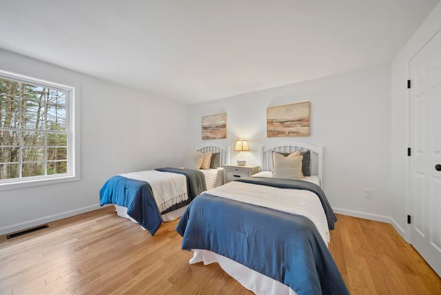 27 Buckingham Drive, Londonderry, NH 03053