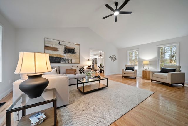 27 Buckingham Drive, Londonderry, NH 03053