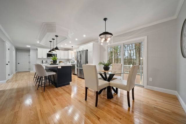 27 Buckingham Drive, Londonderry, NH 03053