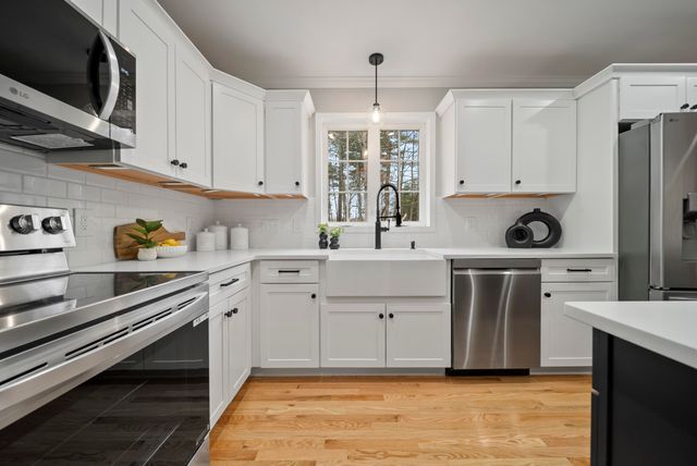 27 Buckingham Drive, Londonderry, NH 03053