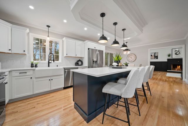 27 Buckingham Drive, Londonderry, NH 03053