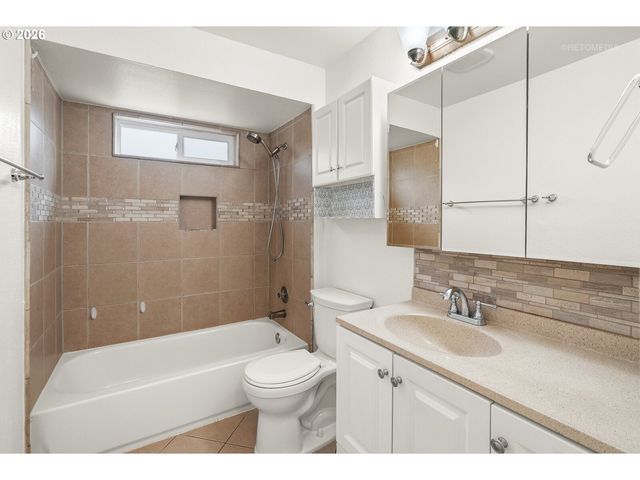 18775 Sw SHELLY St, Beaverton, OR 97078