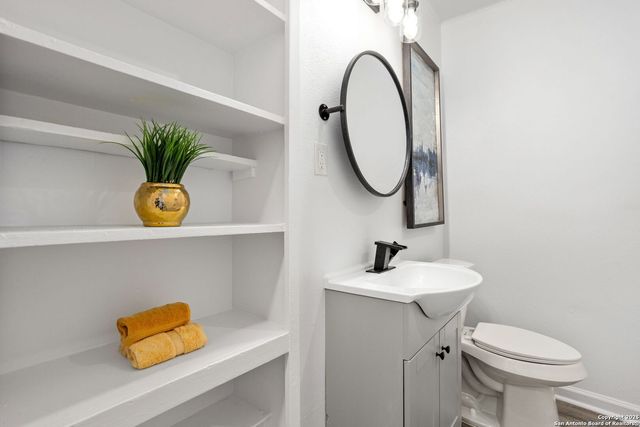 2927 New Braunfels, San Antonio, TX 78210