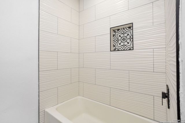 2927 New Braunfels, San Antonio, TX 78210