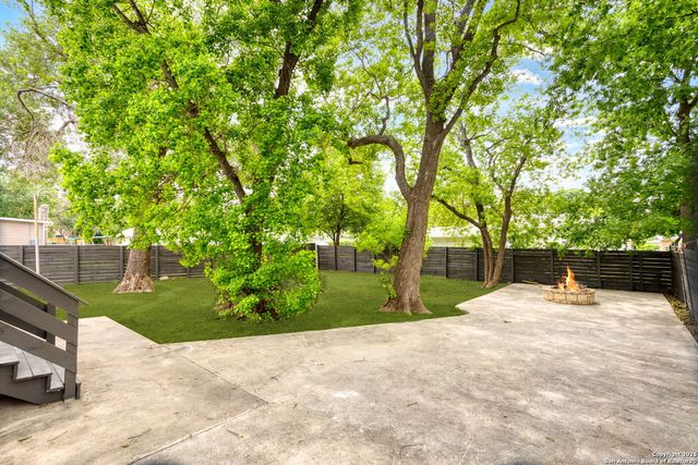 2927 New Braunfels, San Antonio, TX 78210