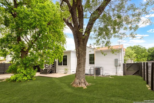 2927 New Braunfels, San Antonio, TX 78210