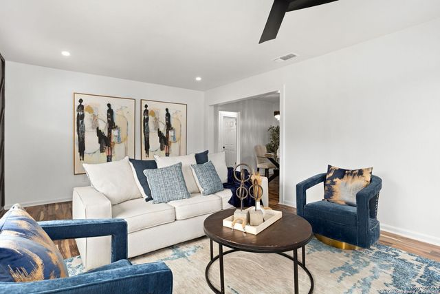 2927 New Braunfels, San Antonio, TX 78210