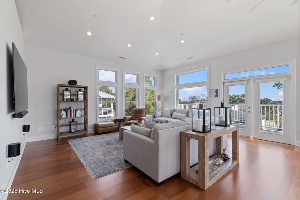 Image 17 of property listing at 208 Oak Outlook Way N, Carolina Beach, NC 28428