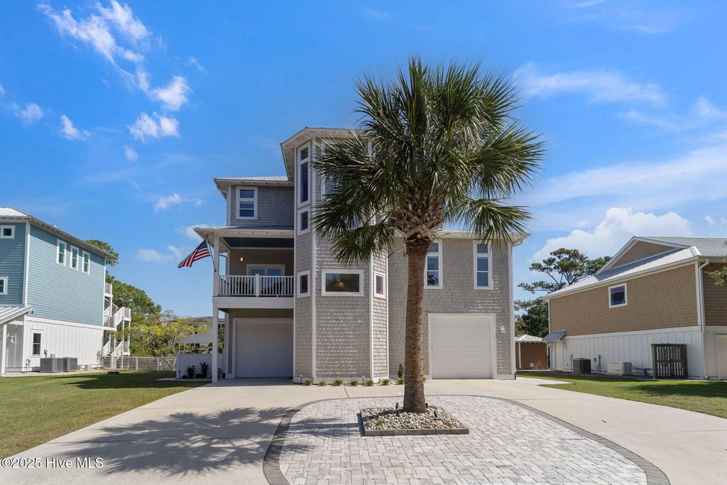 Image 3 of property listing at 208 Oak Outlook Way N, Carolina Beach, NC 28428