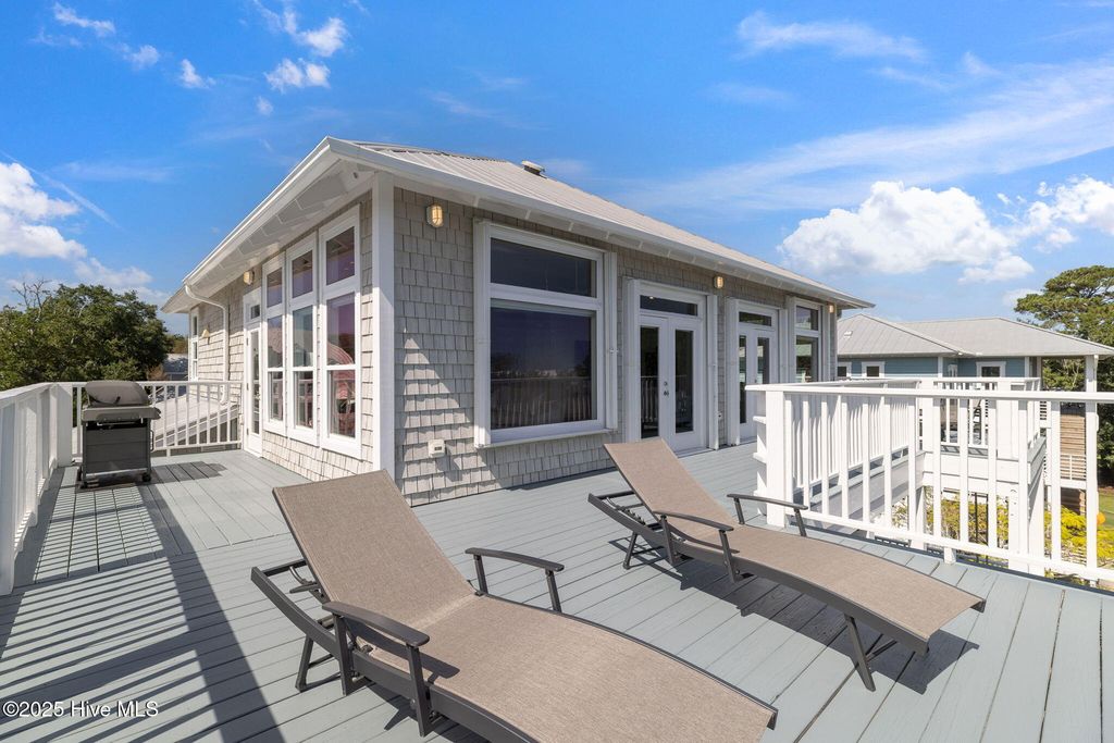 Image 32 of property listing at 208 Oak Outlook Way N, Carolina Beach, NC 28428