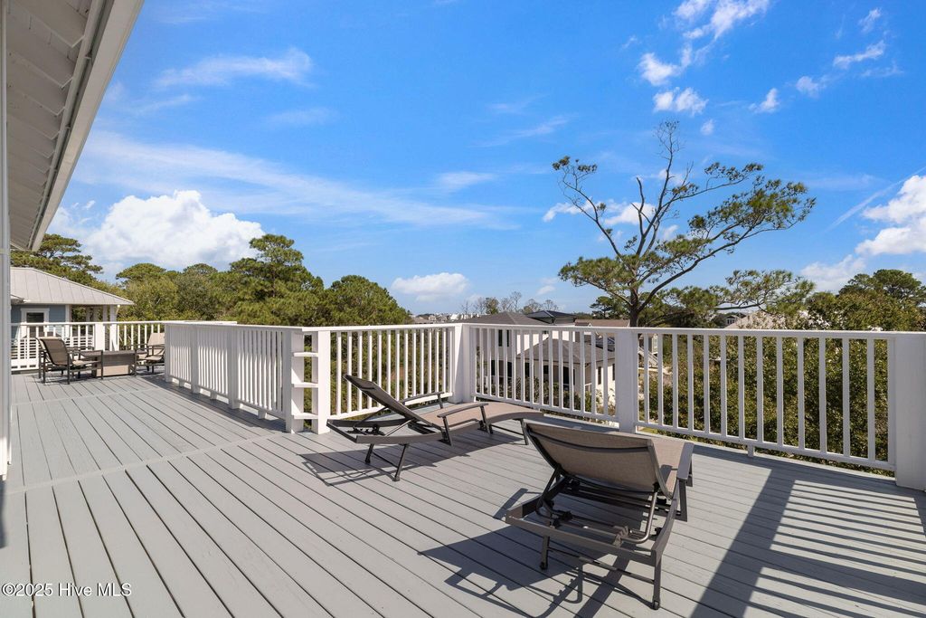 Image 33 of property listing at 208 Oak Outlook Way N, Carolina Beach, NC 28428