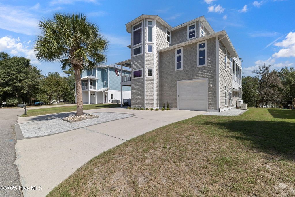 Image 4 of property listing at 208 Oak Outlook Way N, Carolina Beach, NC 28428