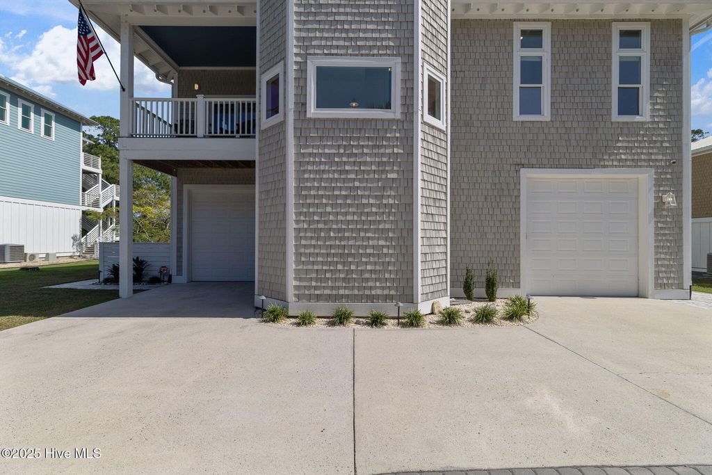 Image 5 of property listing at 208 Oak Outlook Way N, Carolina Beach, NC 28428