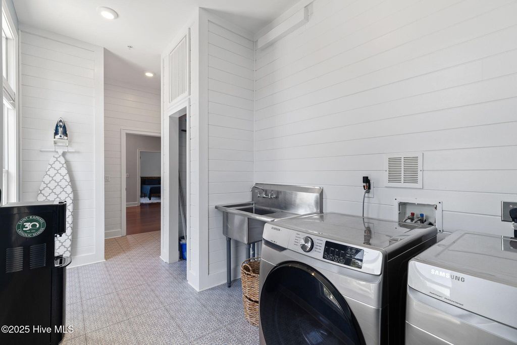 Image 59 of property listing at 208 Oak Outlook Way N, Carolina Beach, NC 28428