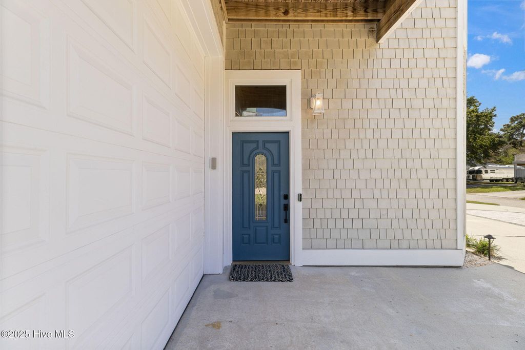 Image 6 of property listing at 208 Oak Outlook Way N, Carolina Beach, NC 28428