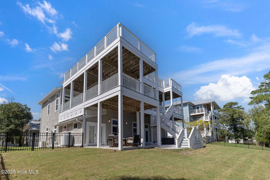 Image 71 of property listing at 208 Oak Outlook Way N, Carolina Beach, NC 28428