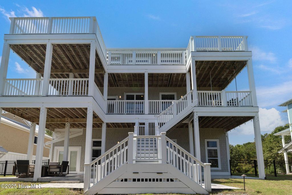 Image 72 of property listing at 208 Oak Outlook Way N, Carolina Beach, NC 28428