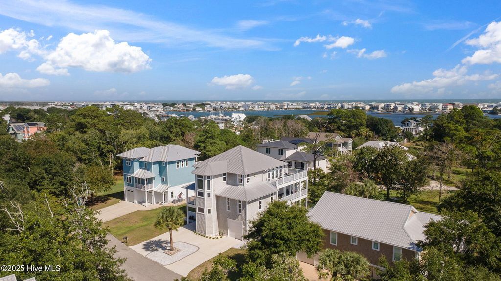 Image 73 of property listing at 208 Oak Outlook Way N, Carolina Beach, NC 28428