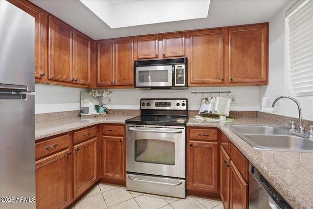 5757 W EUGIE Avenue 2082, Glendale, AZ 85304