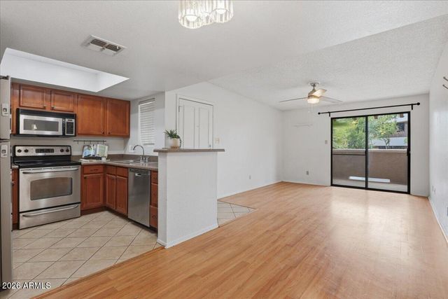 5757 W EUGIE Avenue 2082, Glendale, AZ 85304