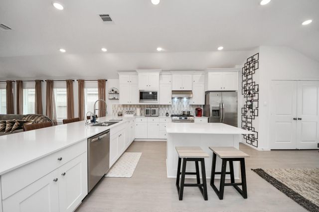 8202 Tempest Stone Drive, Rosharon, TX 77583